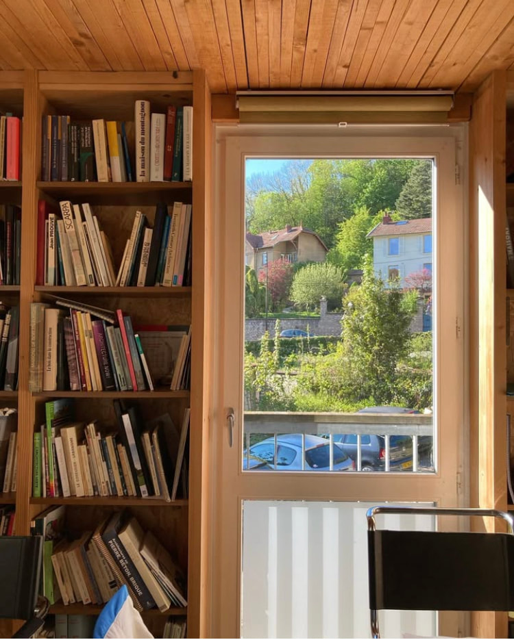 Porte-fenêtre de l'atelier ouvrant sur les maisons de Bregille