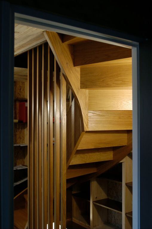 Escalier hélicoïdal en chêne et claustra en bois