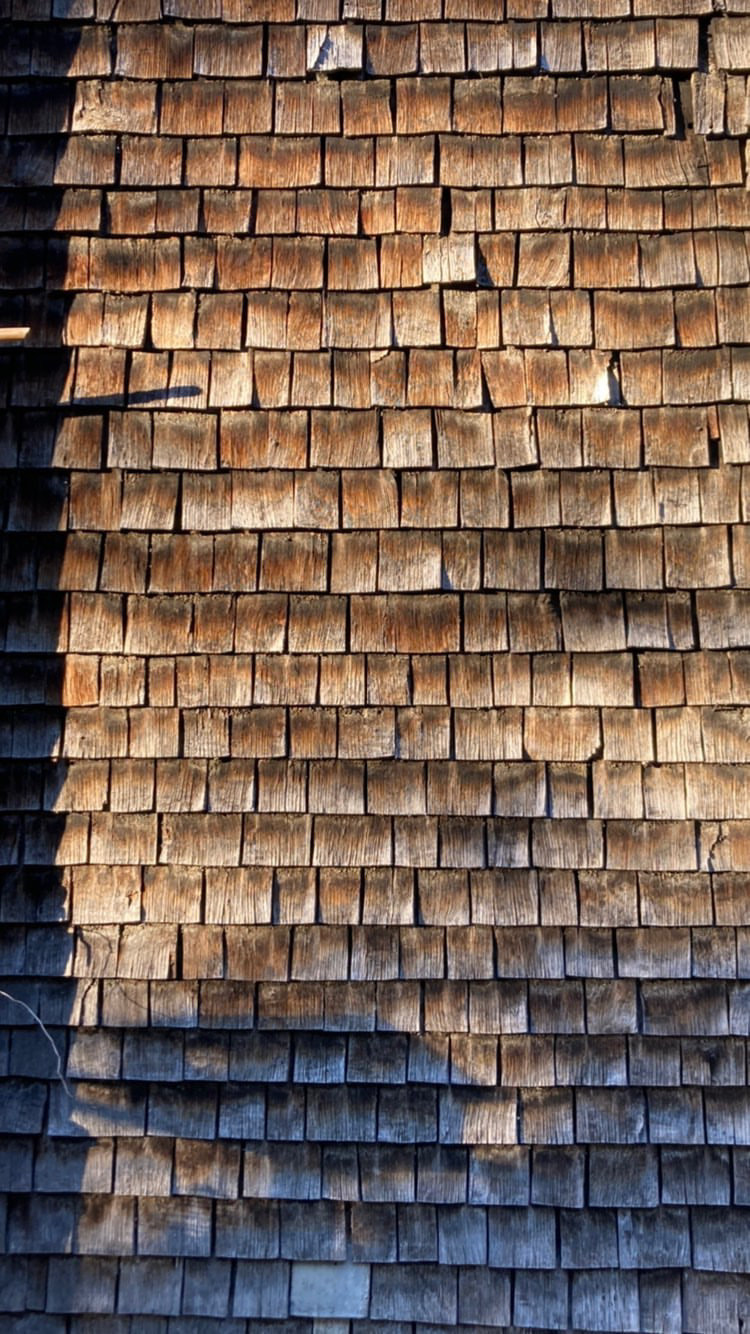 Détail d'une façade en bardeaux de bois patinés par le temps