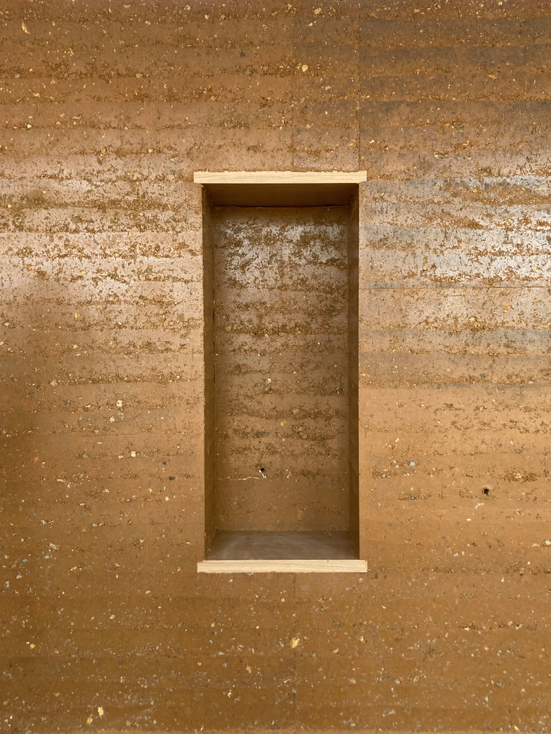 Niche rectangulaire dans un mur en pisé ocre