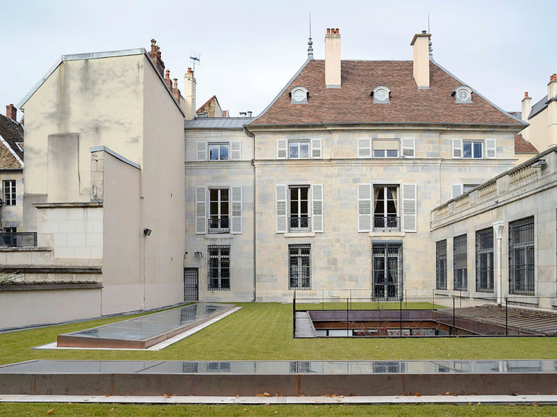 Banque de France à Besançon : façade classique de l'hôtel Petremand de Valay sur le parc, toiture-jardin du rez-de-jardin réaménagé