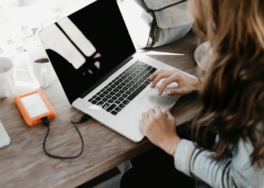 Élève qui révise le code de la route sur son ordinateur portable