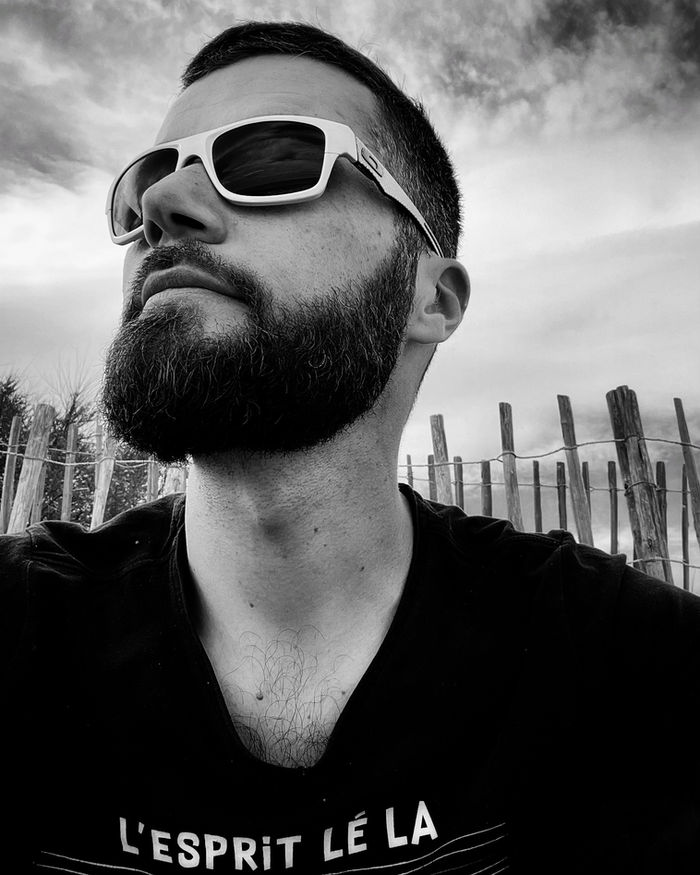 Portrait en noir et blanc de Simon Zettel, artisan menuisier fondateur de La MenuiZim
