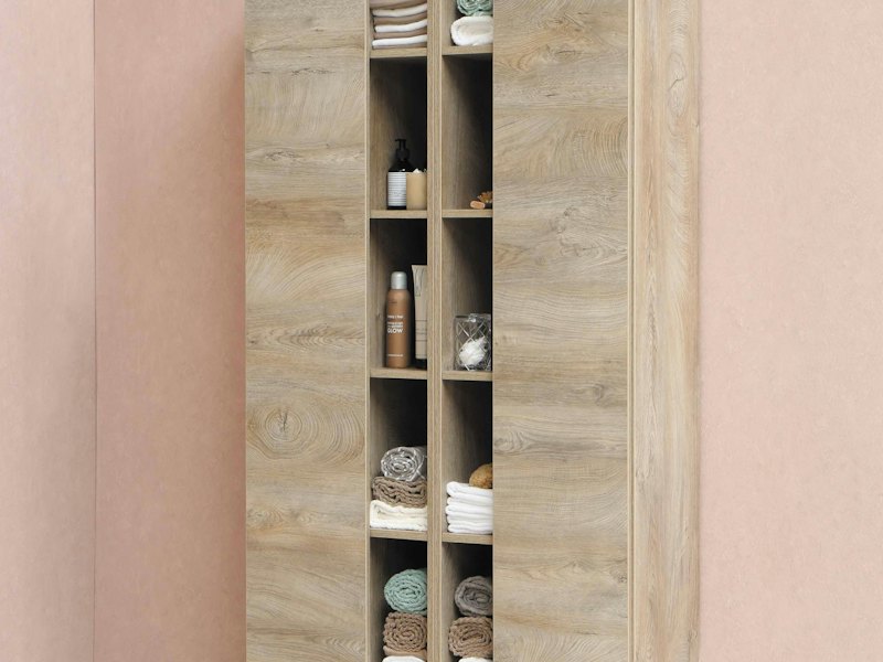 Bibliothèque étagère en bois sur mesure adossée à un mur clair