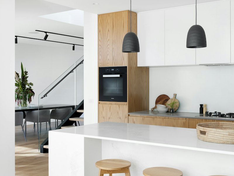 Cuisine contemporaine avec façades et plan de travail en bois massif