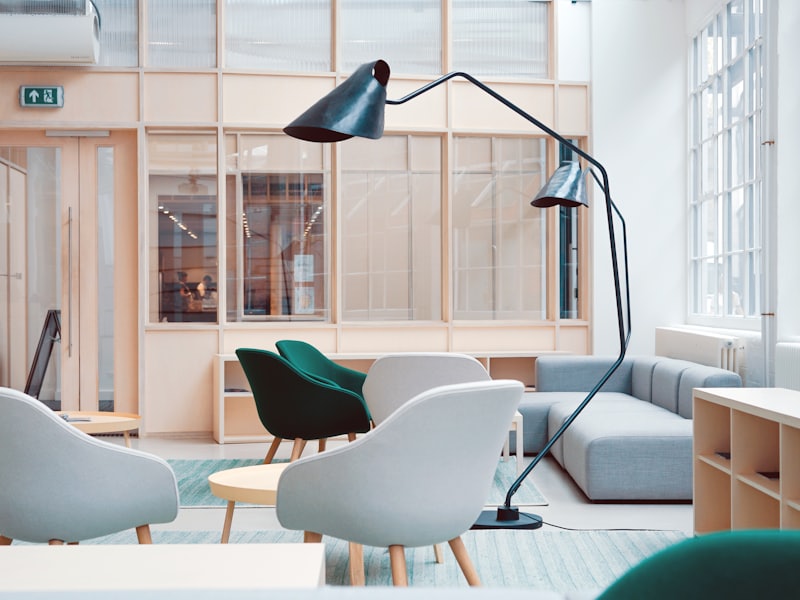 Espace de bureaux aménagé avec des cloisons et menuiseries en bois clair