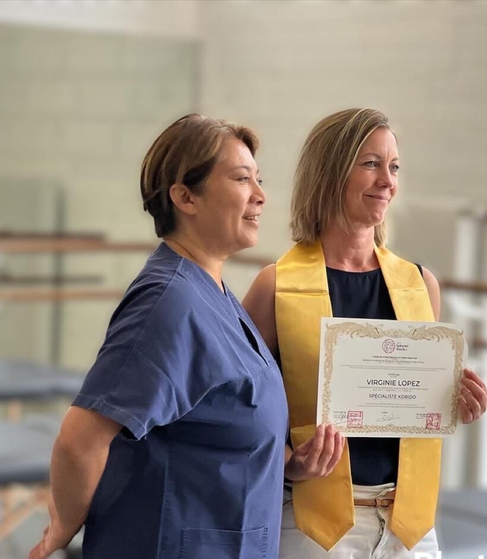 Virginie Lopez reçoit son diplôme de Kobido des mains de Maître Takumi Finch