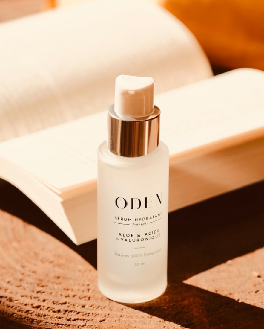 Sérum hydratant bio utilisé pendant les soins, posé sur un livre ouvert