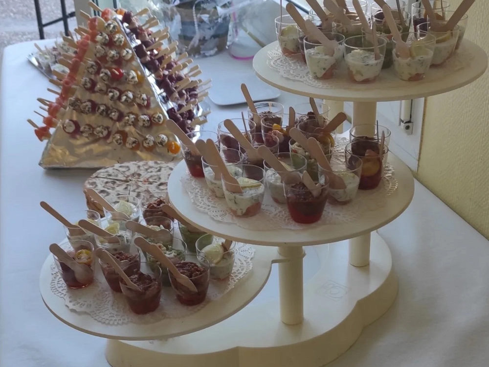 Présentoir de verrines sucrées et pyramide de brochettes pour un vin d'honneur