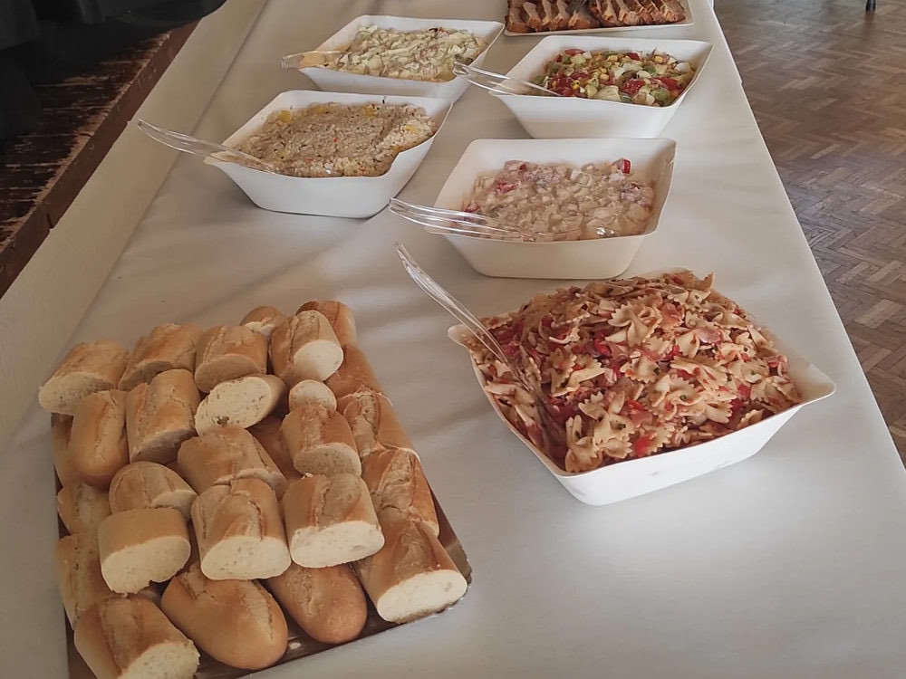 Buffet froid avec salades composées et corbeille de petits pains
