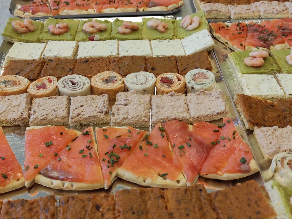 Plateau de canapés froids : saumon fumé, crevettes, mousses et roulés