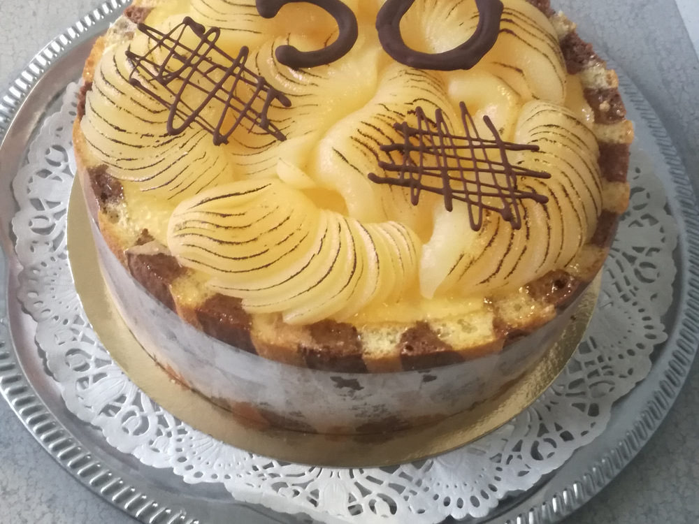 Entremet poire-chocolat décoré pour un anniversaire de 50 ans
