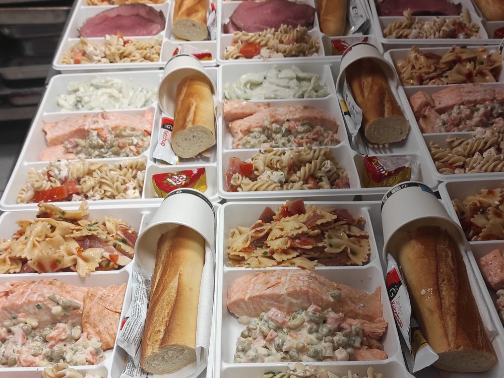 Plateaux repas individuels avec saumon, salade de pâtes et pain