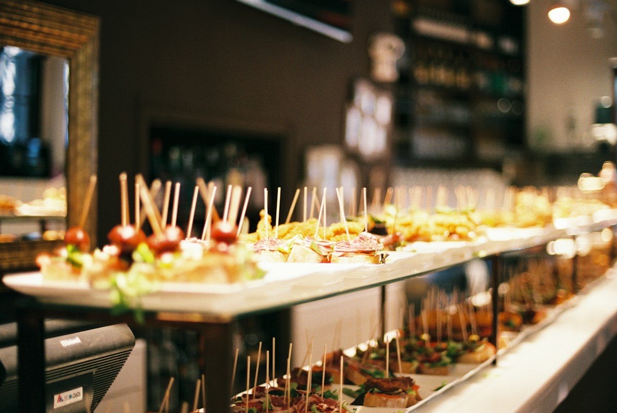 Longue table de réception garnie de canapés et pièces cocktail