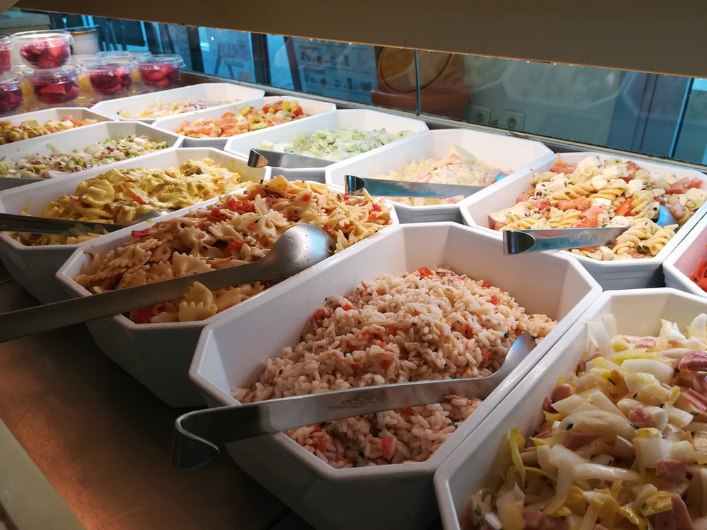 Bar à salades du restaurant : pâtes, riz aux crevettes, taboulé et crudités en vitrine réfrigérée