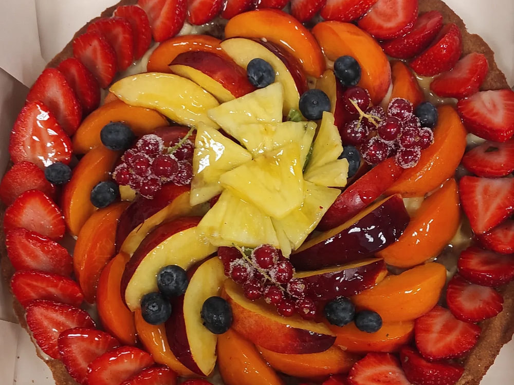 Tarte multifruits : fraises, abricots, ananas, myrtilles et groseilles