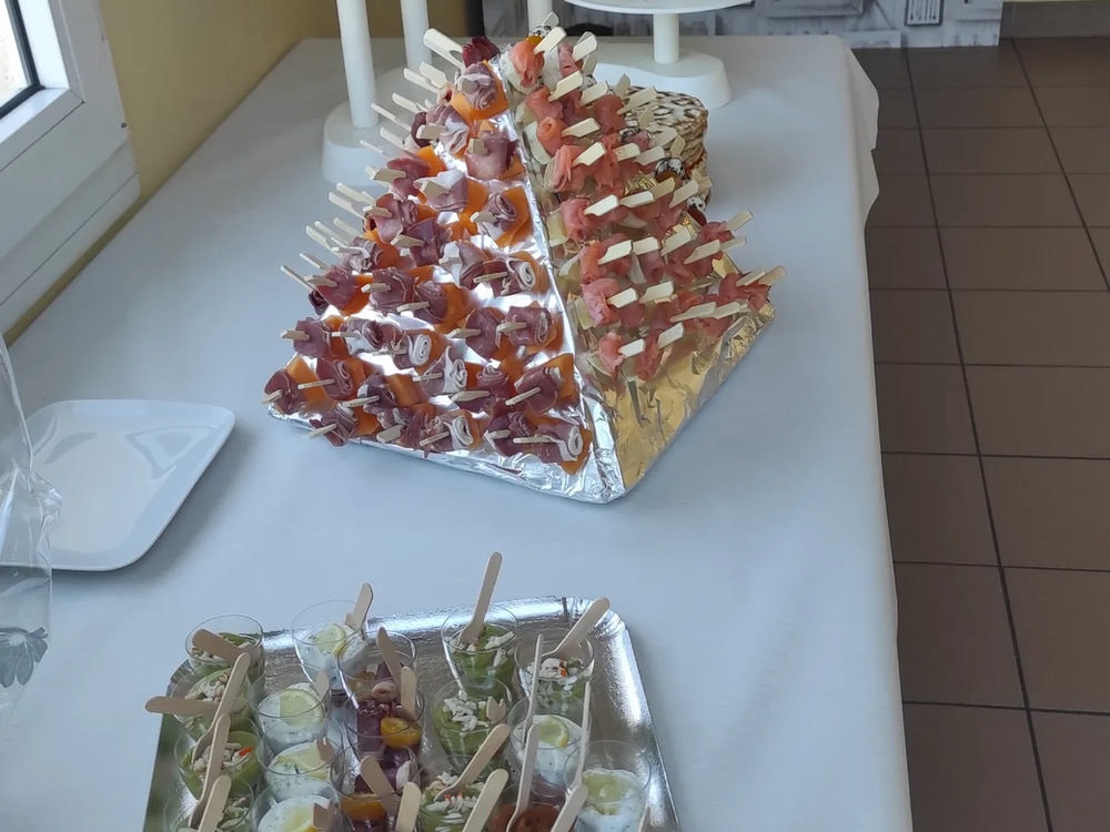 Pyramide de brochettes salées et mini-verrines pour un vin d'honneur