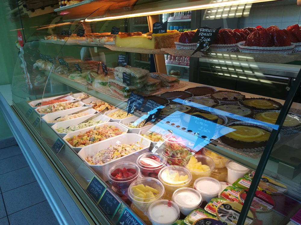 Vitrine du restaurant Sucré-Salé avec salades composées, tartes salées et desserts