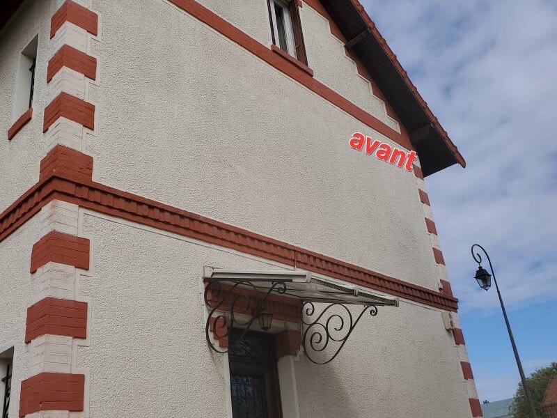 Façade avant ravalement, enduit terni par la pollution
