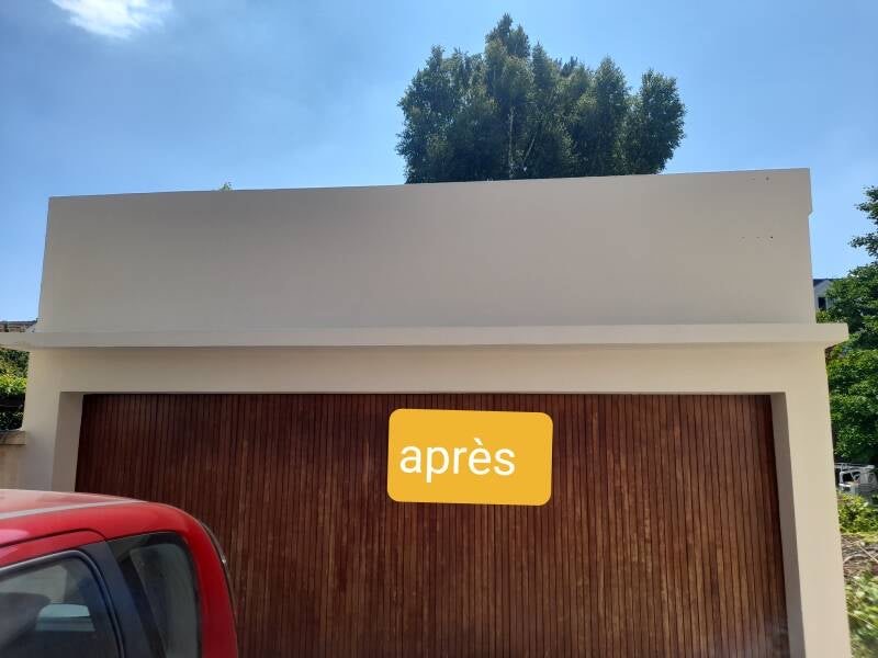 La même façade repeinte, porte de garage et dessous de toit finis