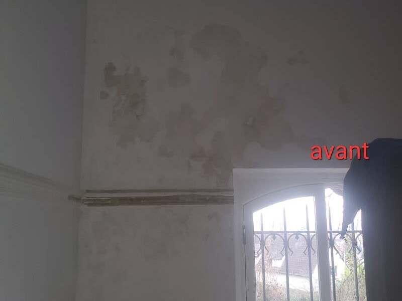L’angle de la pièce taché par l’humidité avant travaux