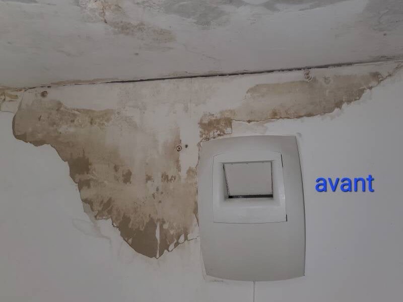 Le plafond marqué par l’infiltration, enduit cloqué autour du boîtier