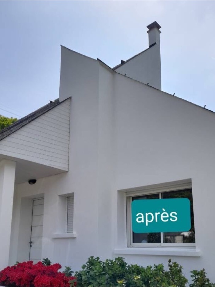 La même façade après ravalement, enduit repris et peinture blanche uniforme