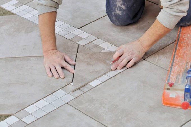 Pose de carrelage au sol par un carreleur