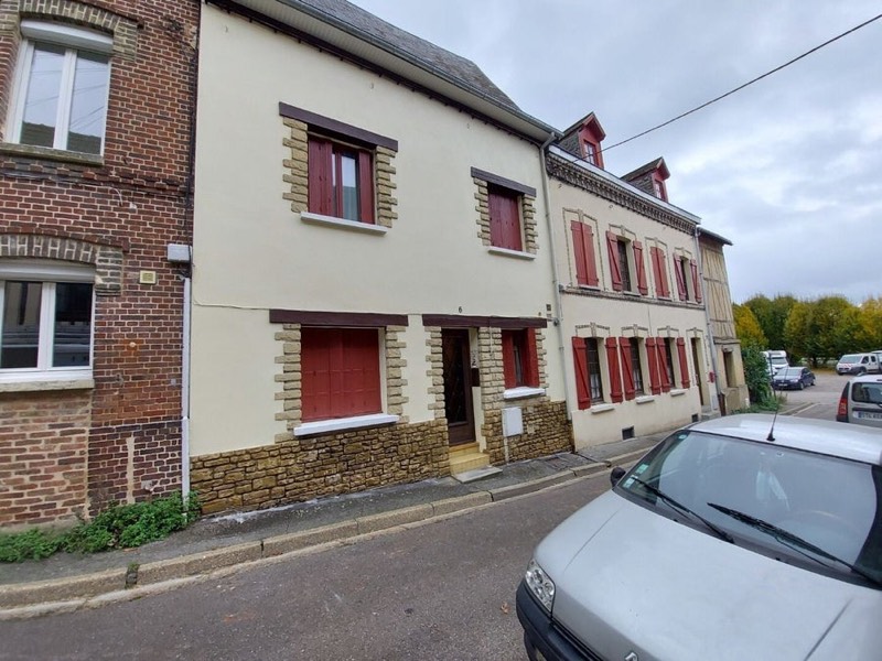 Façade de maison ravalée aux volets rouges, réalisée par l’Artisan MDP