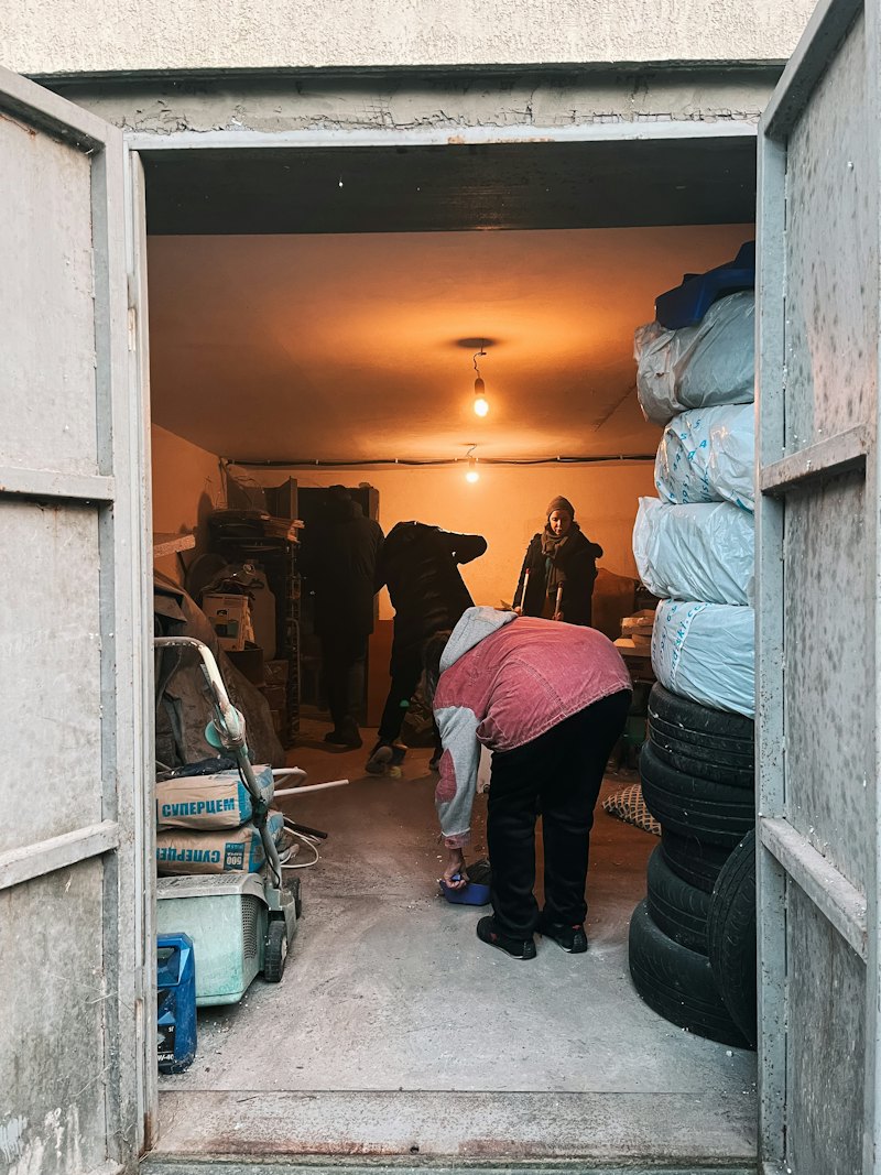 Garage encombré avant une opération de débarras et d'évacuation.