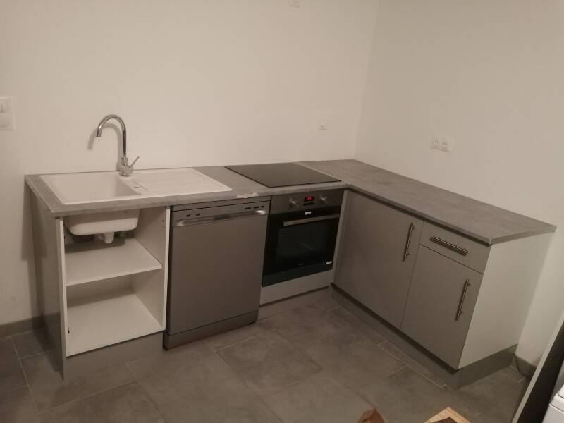 Cuisine équipée installée dans une maison rénovée