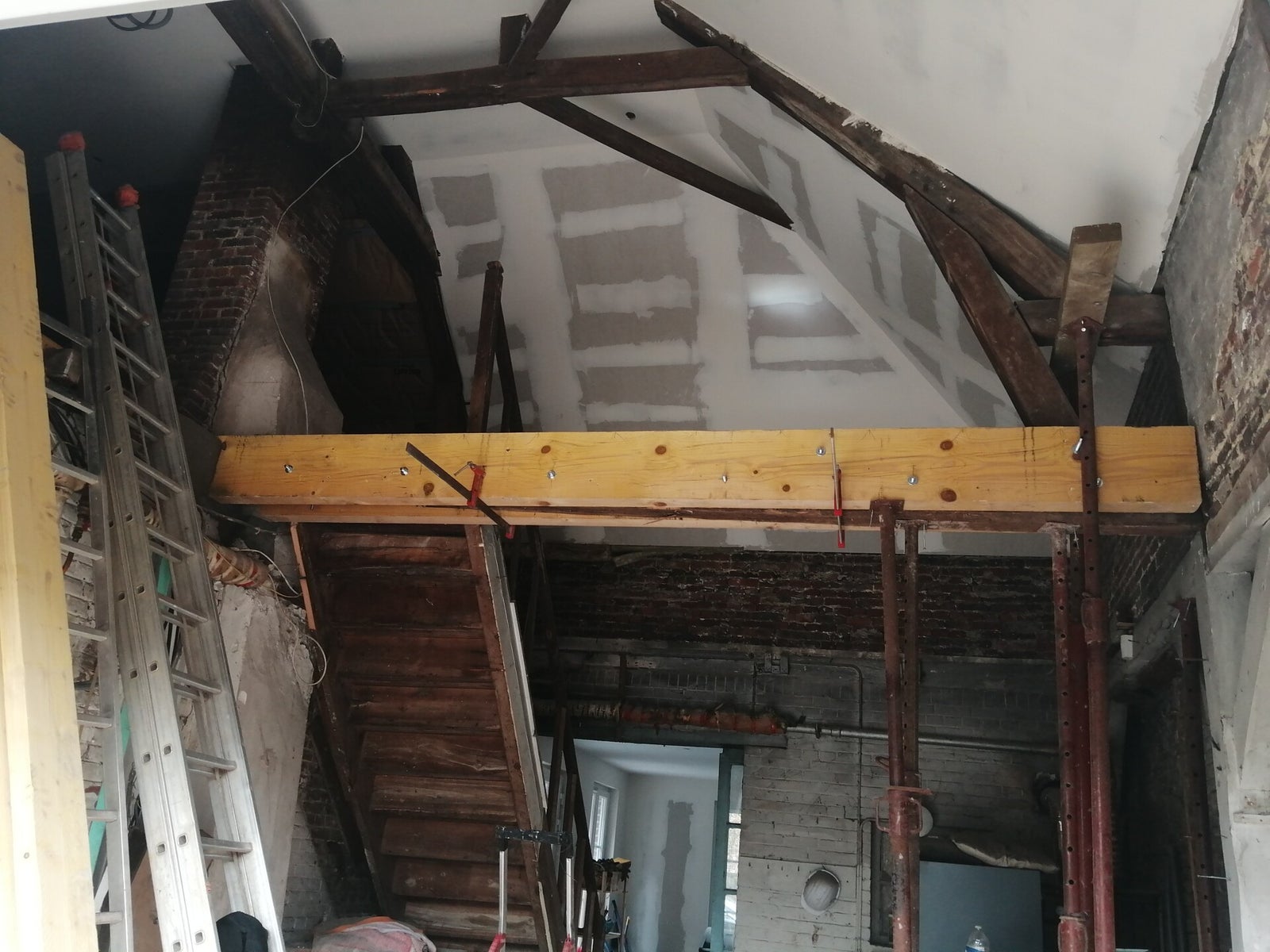 Renforcement d'une poutre en chêne pour recevoir un nouveau plancher