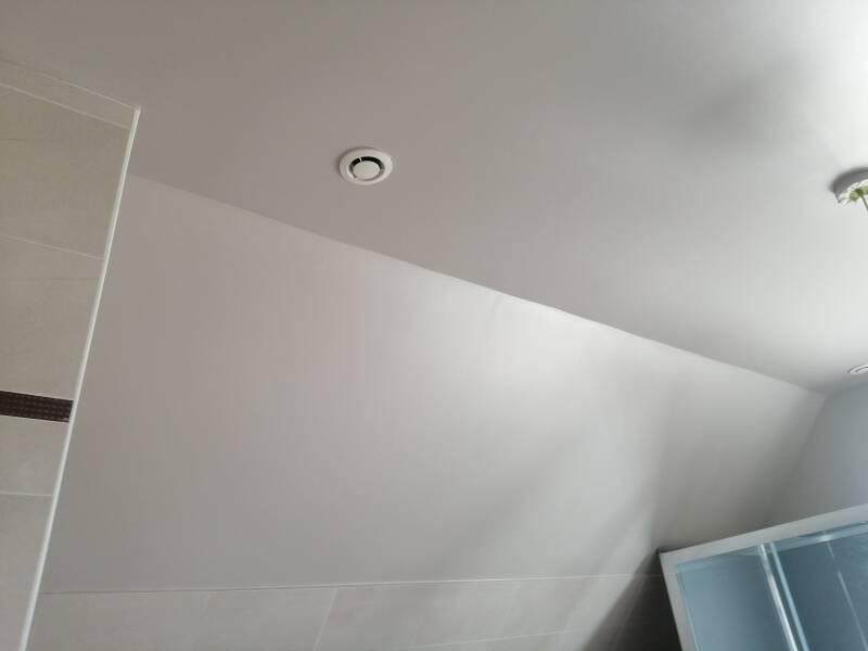 Plafond enduit en trois passes, prêt à recevoir la peinture