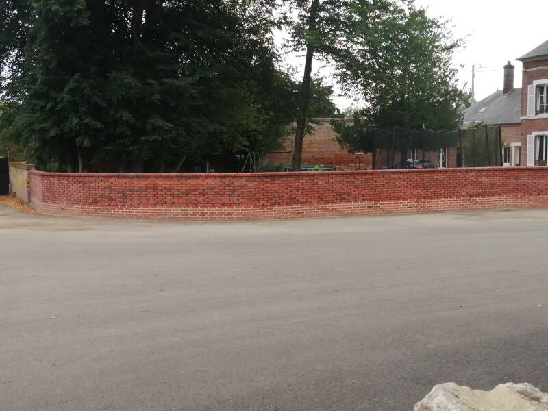 Mur extérieur en parpaing avec parement et chapeau de mur