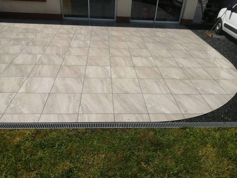 Terrasse extérieure carrelée sur dalle béton