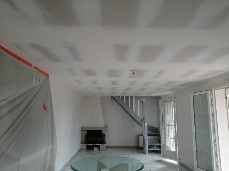 Pièce rénovée avec cloisons en plaques de plâtre et plafond neuf
