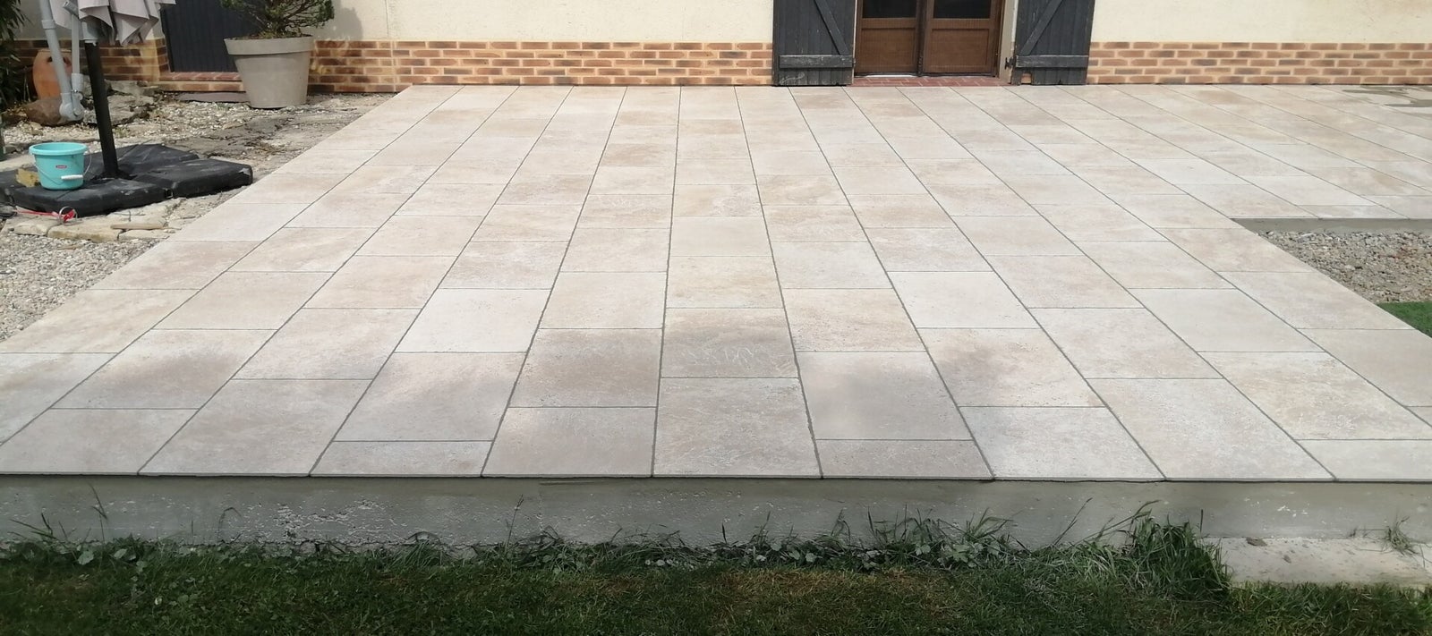 Terrasse carrelée réalisée par JD Travaux et Rénovation devant une maison dans l'Oise