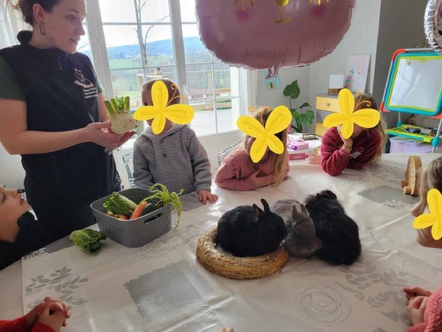 Anniversaire à domicile : des enfants réunis autour d'une table avec des lapins et un ballon de fête