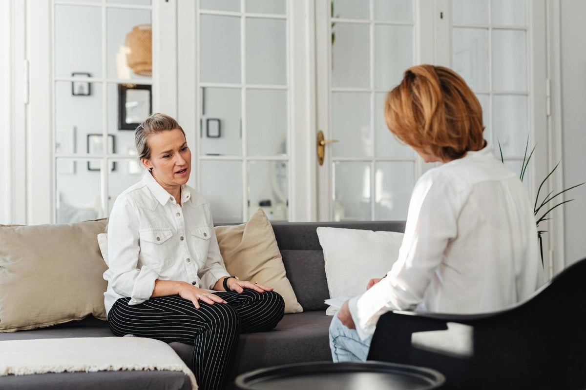 Une responsable de VICKY'SERVICES échange avec une cliente dans son salon pour évaluer ses besoins