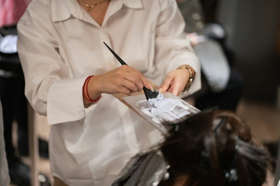 Une coiffeuse professionnelle réalise une mise en beauté lors d'une intervention à domicile