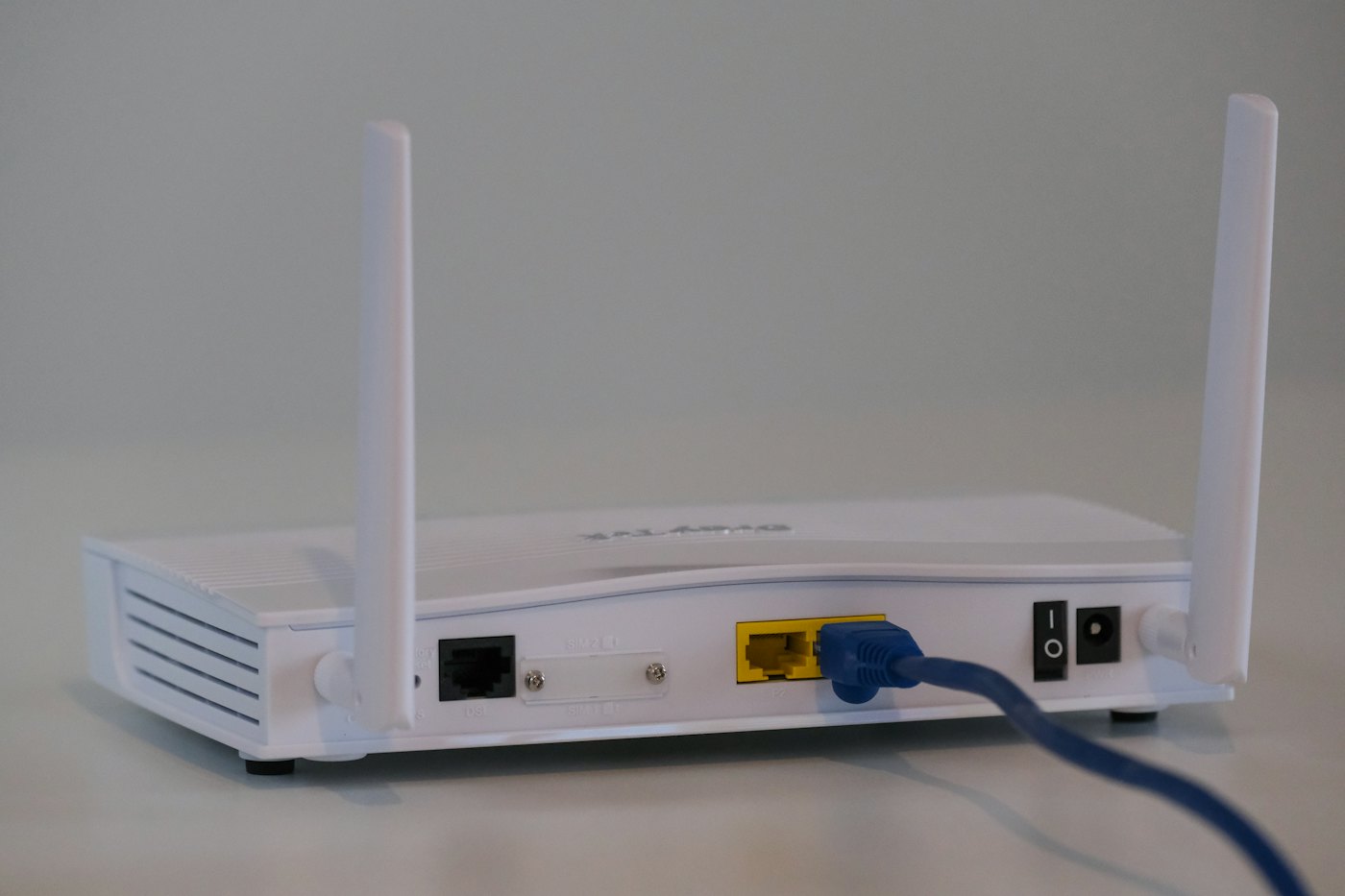 Box internet et routeur Wi-Fi blanc posé sur une table
