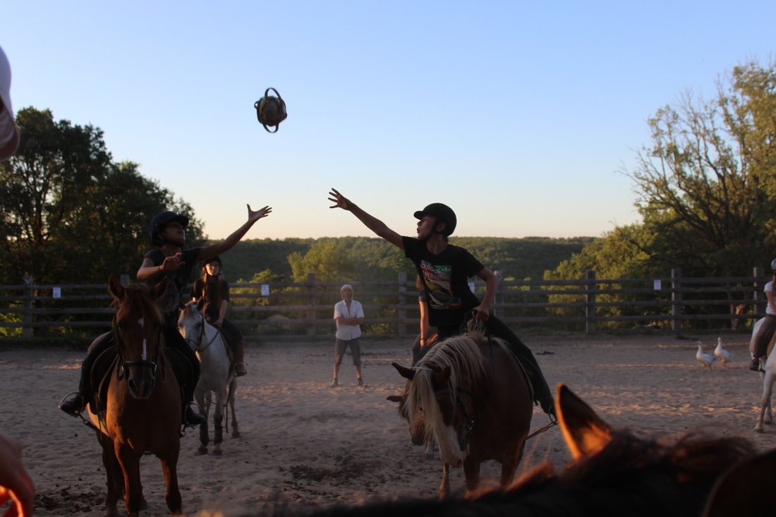Partie de horse-ball à la ferme, au coucher du soleil