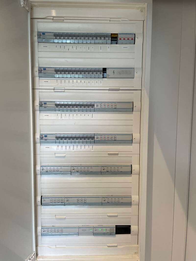 Armoire électrique de grande capacité avec plusieurs rangées de disjoncteurs modulaires