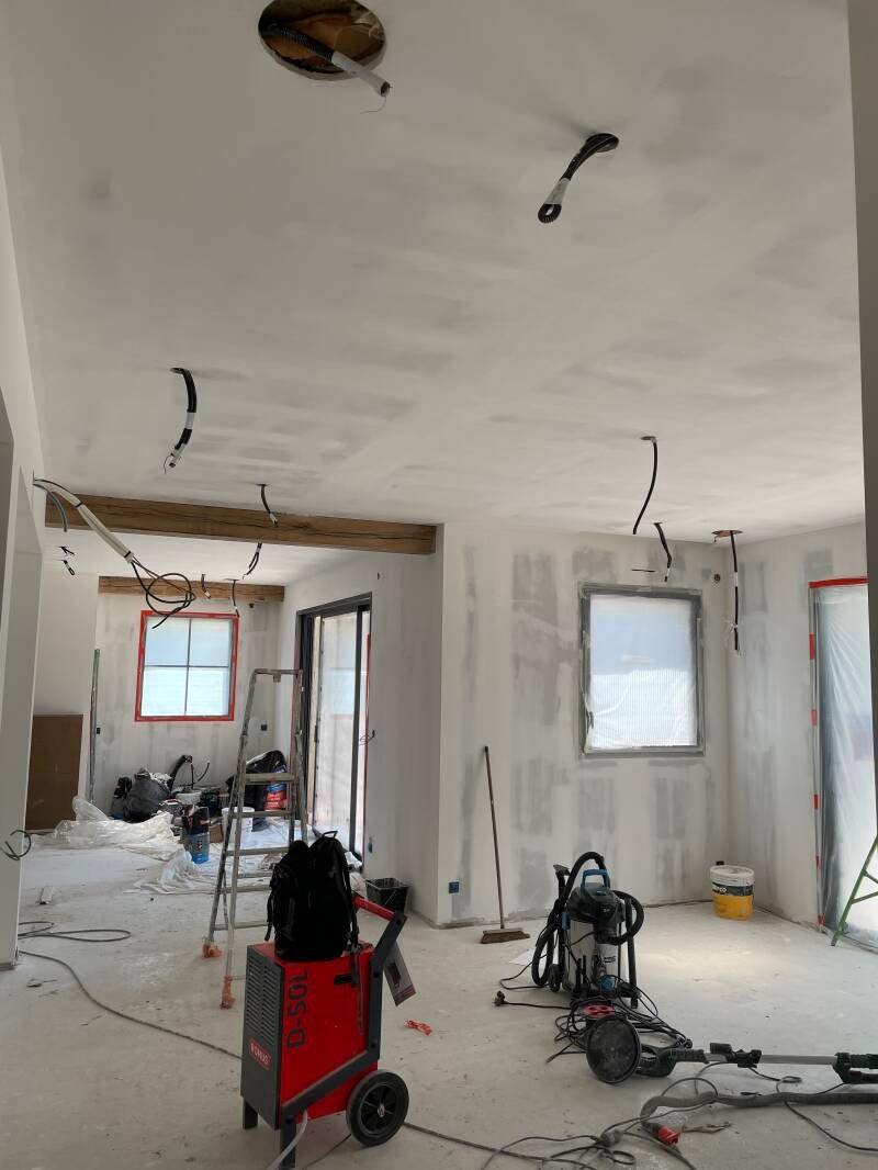 Chantier de construction neuve avec passage des câbles électriques au plafond avant pose des finitions