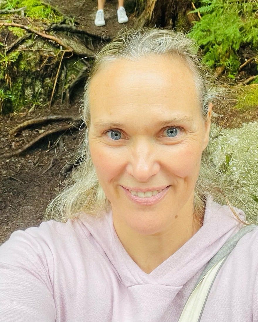 Gwénaëlle Troalen, naturopathe et coach en nutrition à Trégueux, souriante en pleine nature