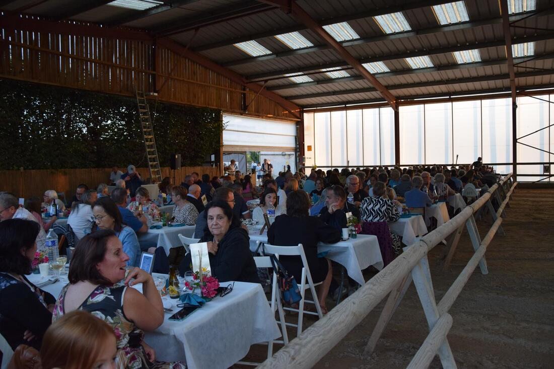 Le public attablé lors d'un cabaret équestre des Écuries Évasions