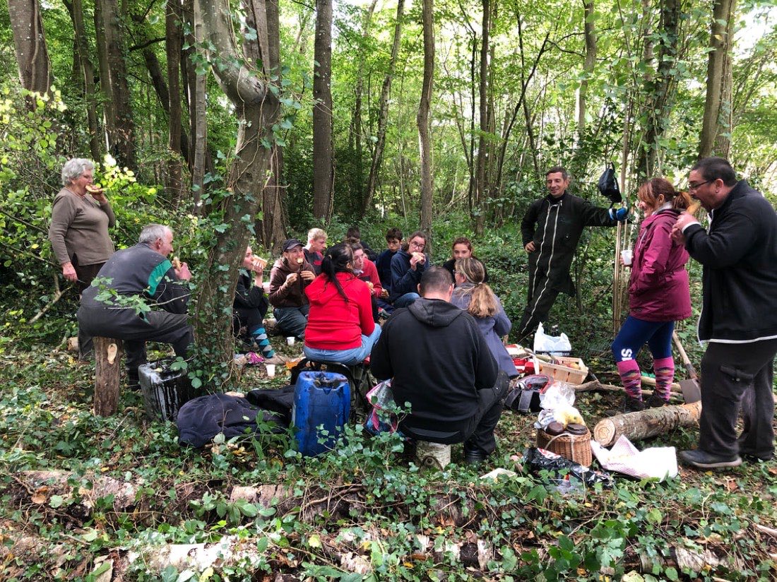 Pause pique-nique en forêt lors d'une randonnée équestre à la journée