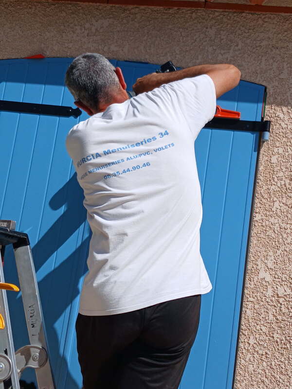 Artisan menuisier poseur en intervention sur un chantier du secteur de Clermont-l'Hérault