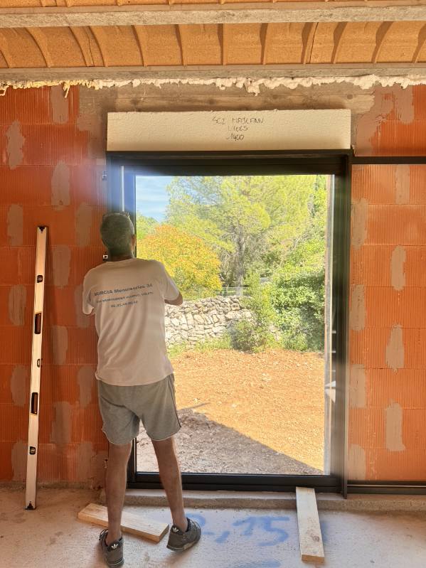 Chantier de pose de menuiseries aluminium dans le secteur de Gignac