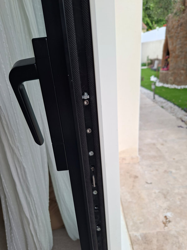 Détail d'une poignée de menuiserie aluminium posée dans le secteur de Gignac